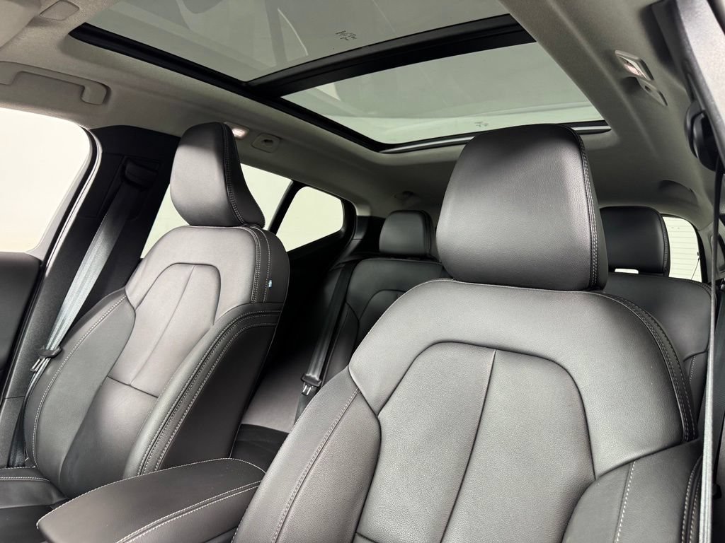 Certified 2025 Volvo XC40 B5 Plus AWD/4WD image 19
