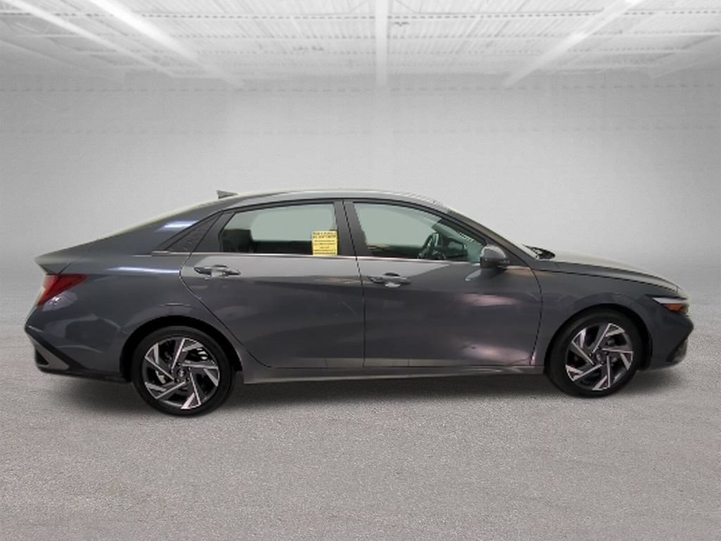Used 2025 Hyundai Elantra SEL FWD image 7