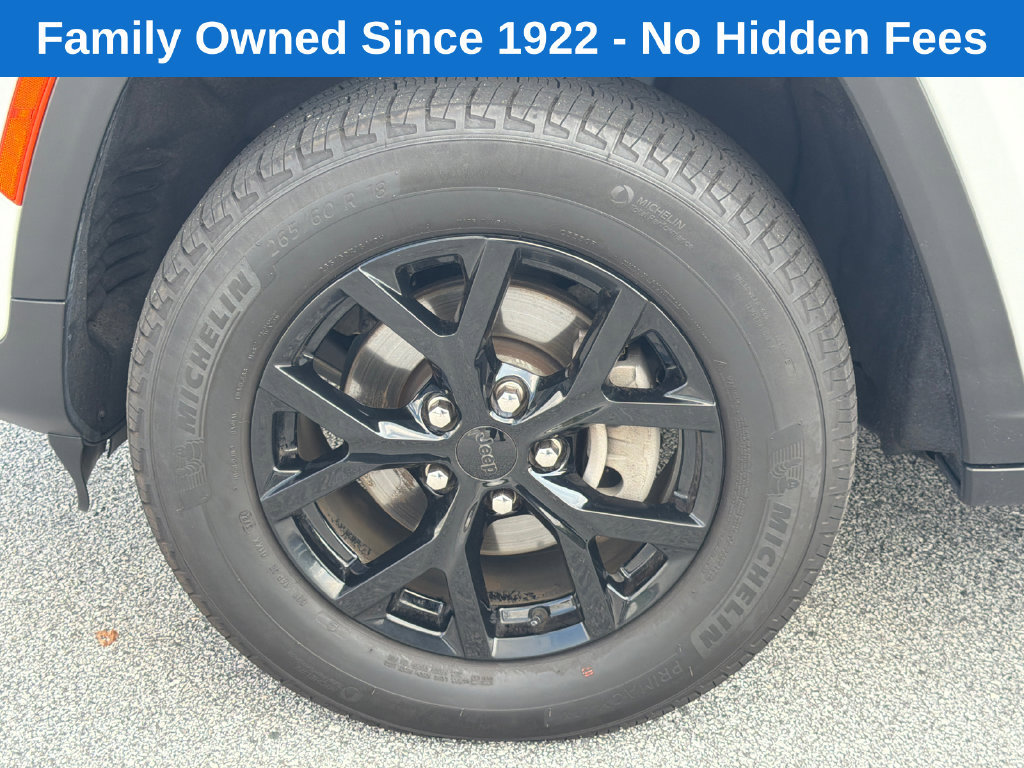 Used 2025 Jeep Grand Cherokee Altitude AWD/4WD image 11
