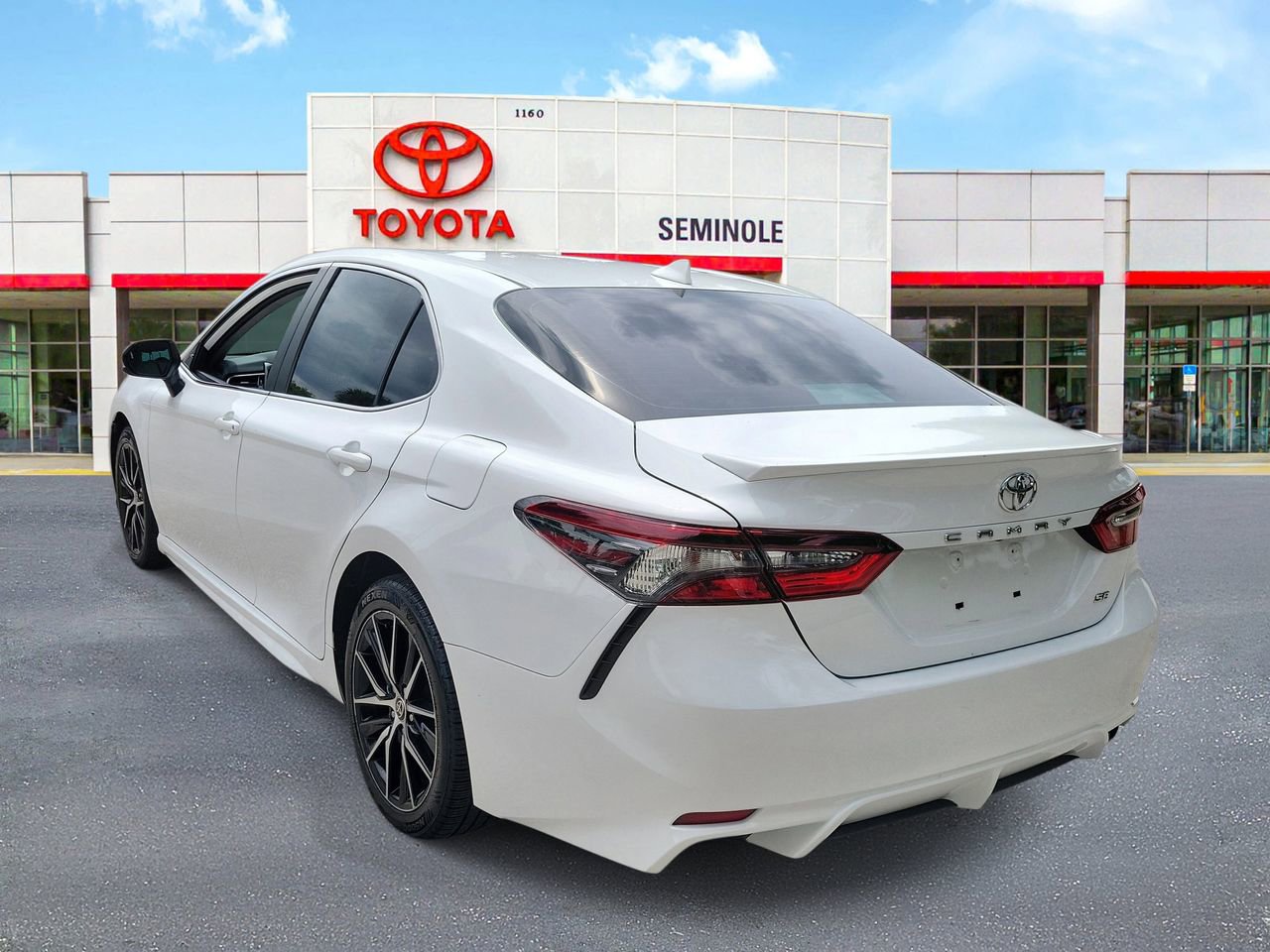 Used 2021 Toyota Camry SE image 4