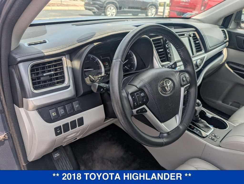 Used 2018 Toyota Highlander XLE w/ Carpet Mat Package (TMS) AWD/4WD image 13