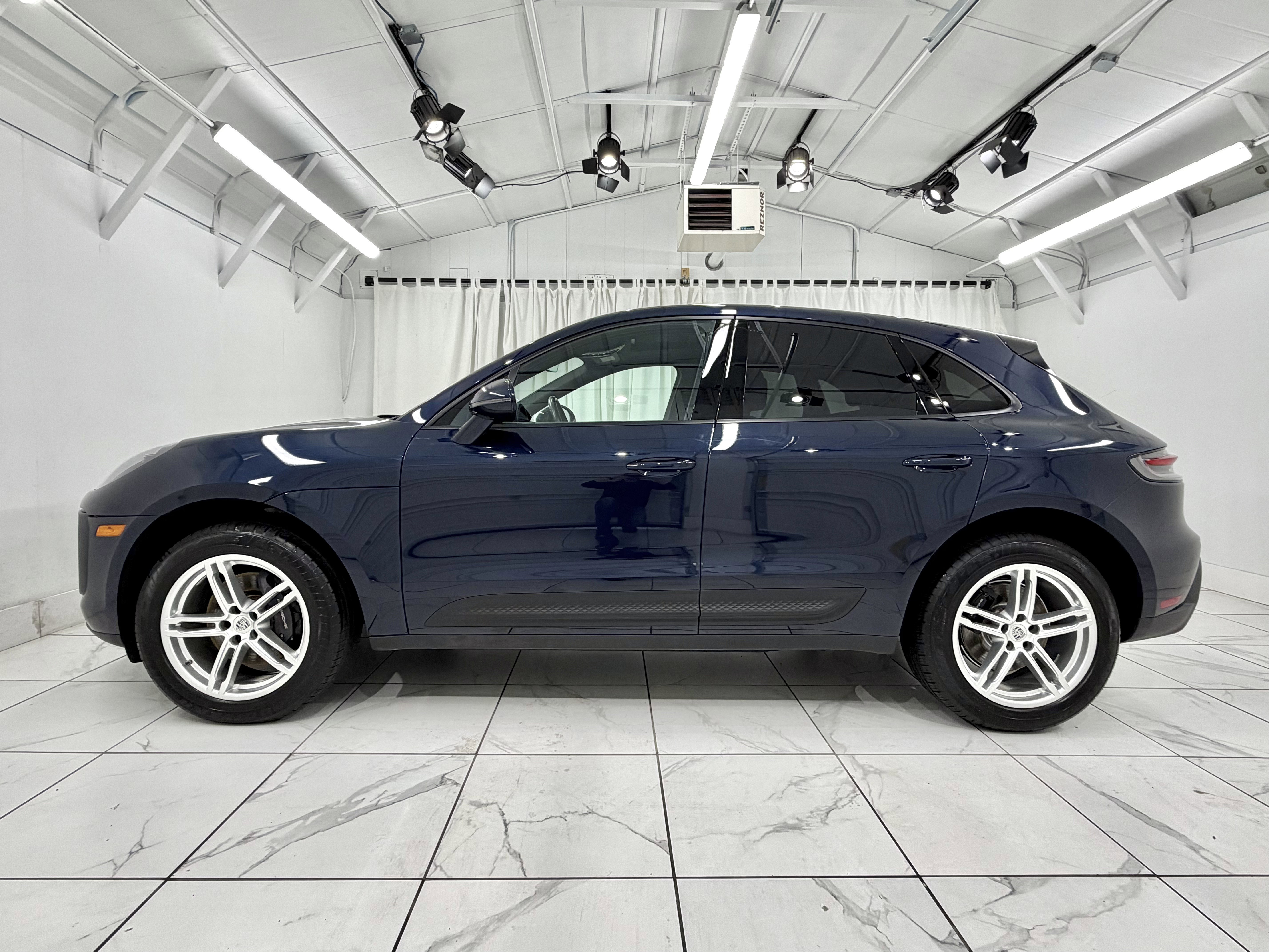 Certified 2022 Porsche Macan image 2