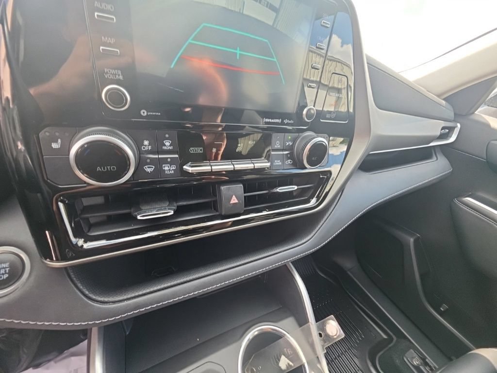 Used 2021 Toyota Highlander XLE AWD/4WD image 24