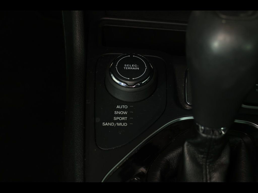 Used 2019 Jeep Cherokee Limited image 28