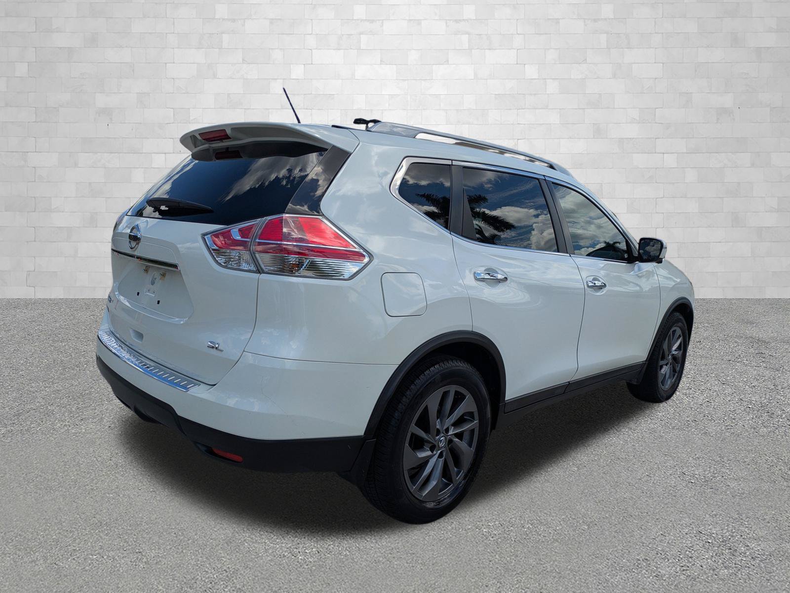 Used 2016 Nissan Rogue SL w/ SL Premium Package FWD image 2