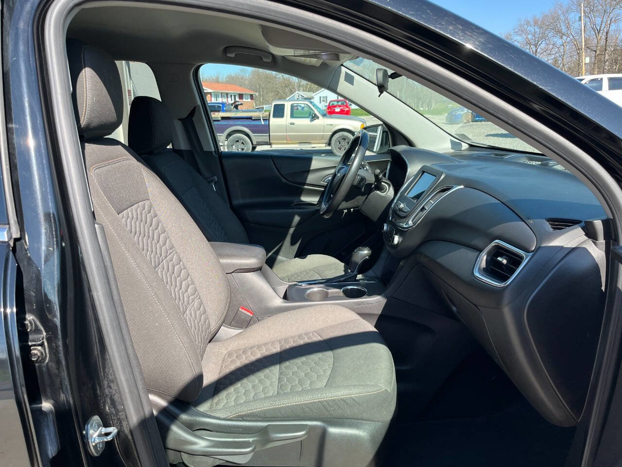 Used 2019 Chevrolet Equinox LT w/ Driver Convenience Package image 4