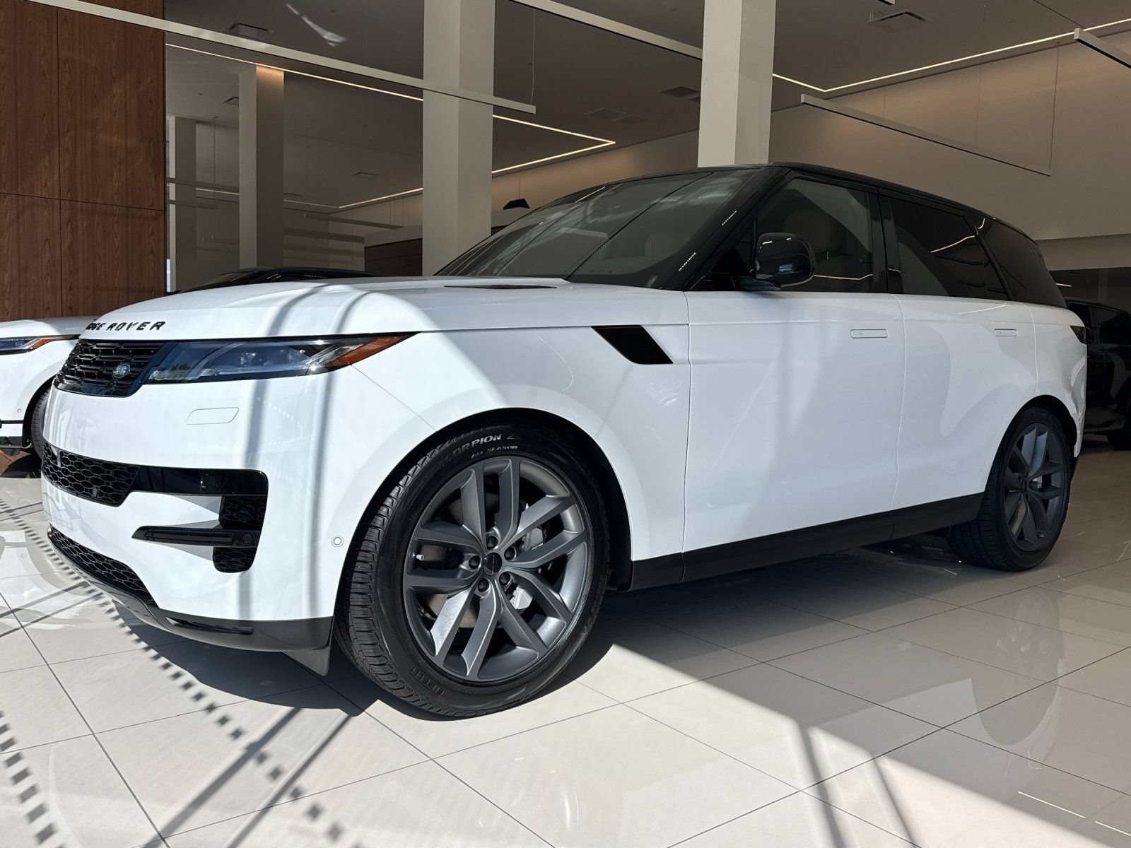 Used 2026 Land Rover Range Rover Sport SE AWD/4WD image 1