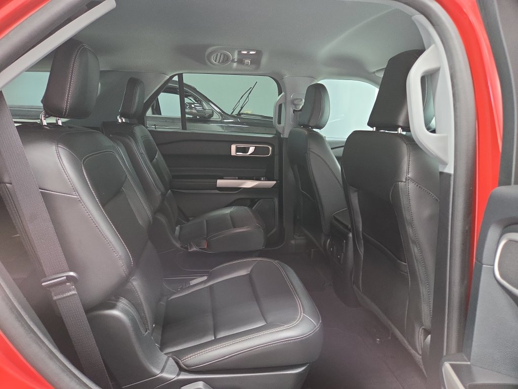 Used 2024 Ford Explorer XLT w/ Equipment Group 202A AWD/4WD image 18