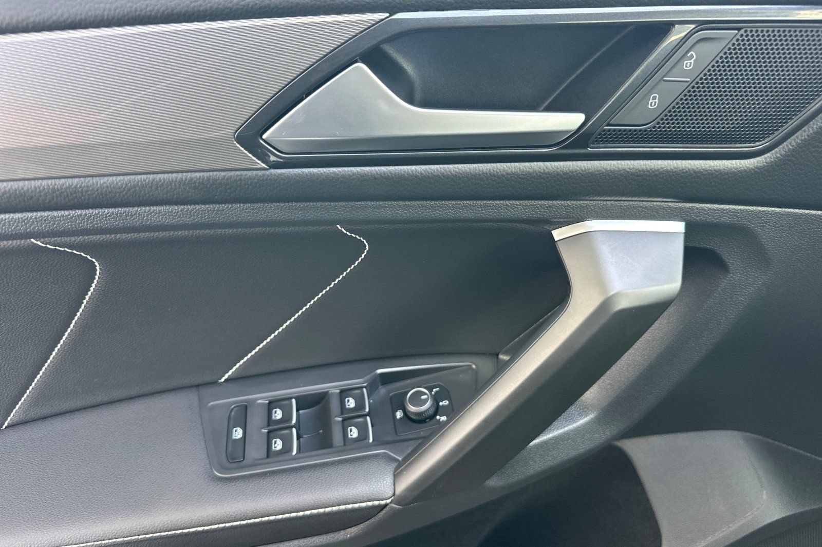 Used 2023 Volkswagen Tiguan SE FWD image 12