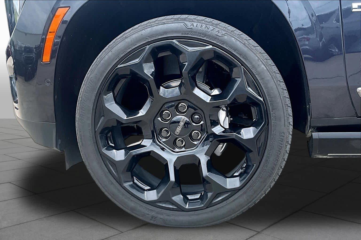 Used 2025 GMC Yukon Denali Ultimate w/ LPO, Floor Liner Package AWD/4WD image 11