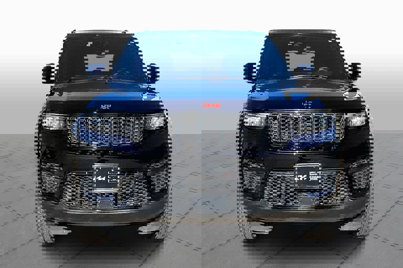 Used 2023 Jeep Grand Cherokee Altitude image 3