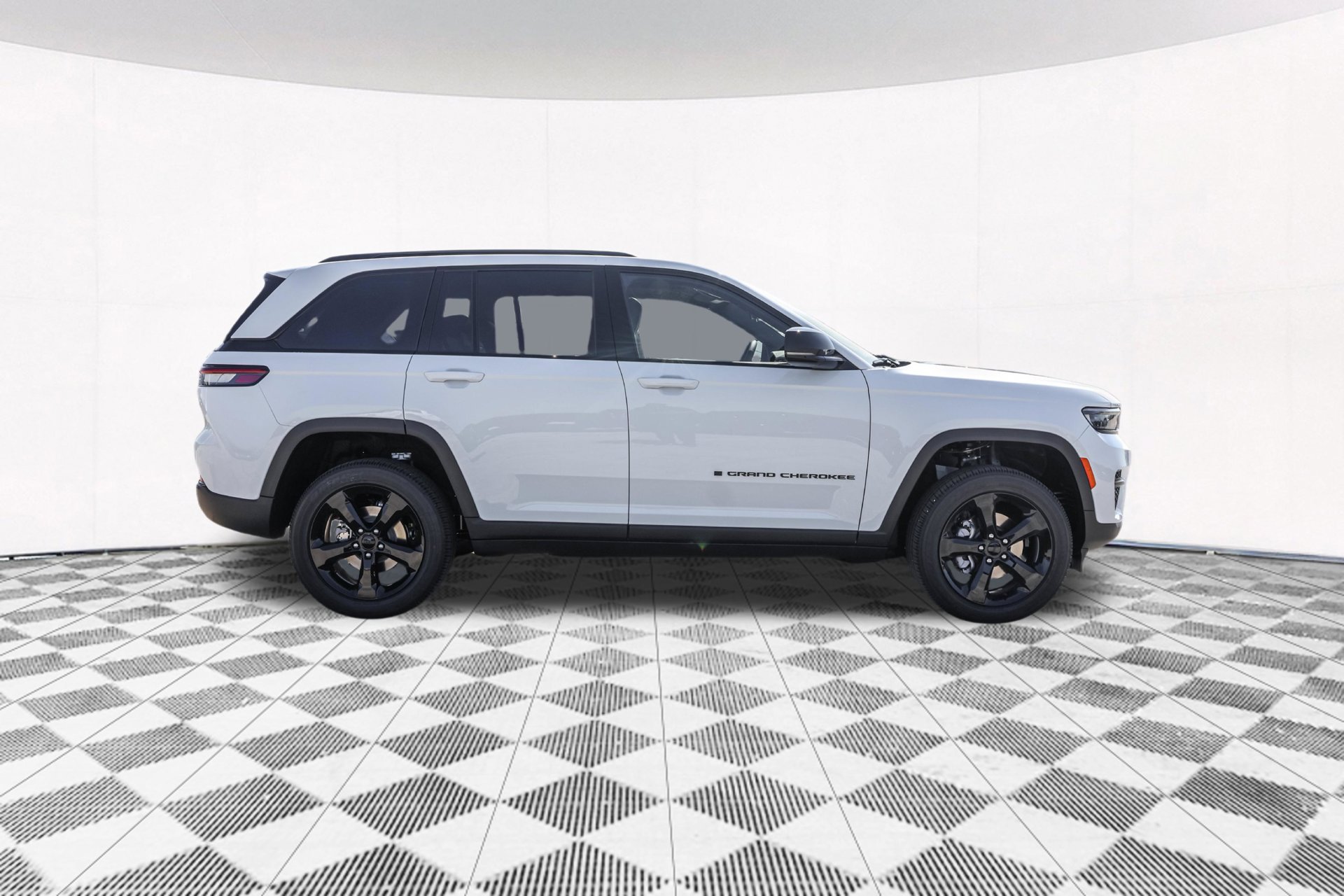 Used 2025 Jeep Grand Cherokee Altitude AWD/4WD image 16