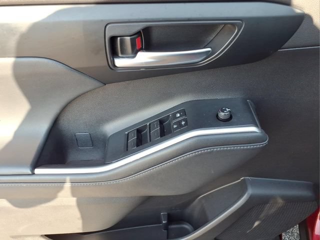 Used 2022 Toyota Highlander XLE AWD/4WD image 9
