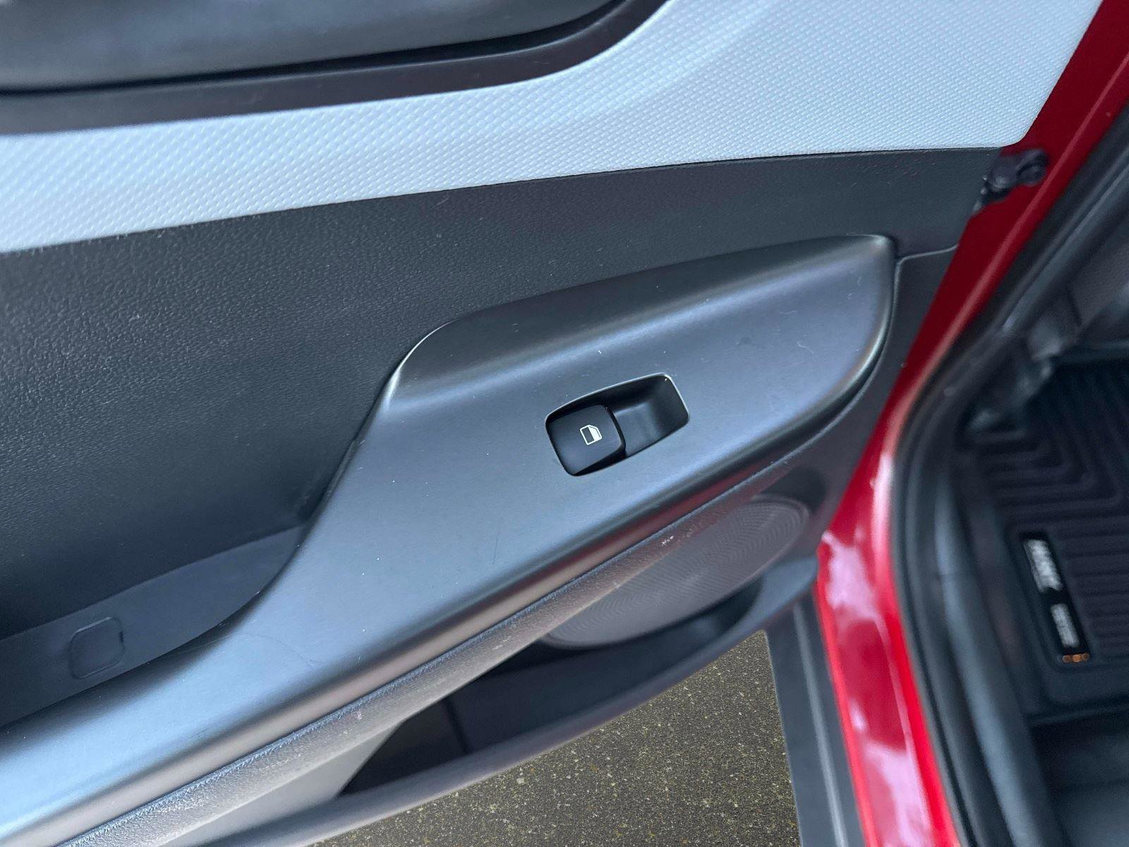 Used 2021 Hyundai Kona SE w/ Cargo Package image 12