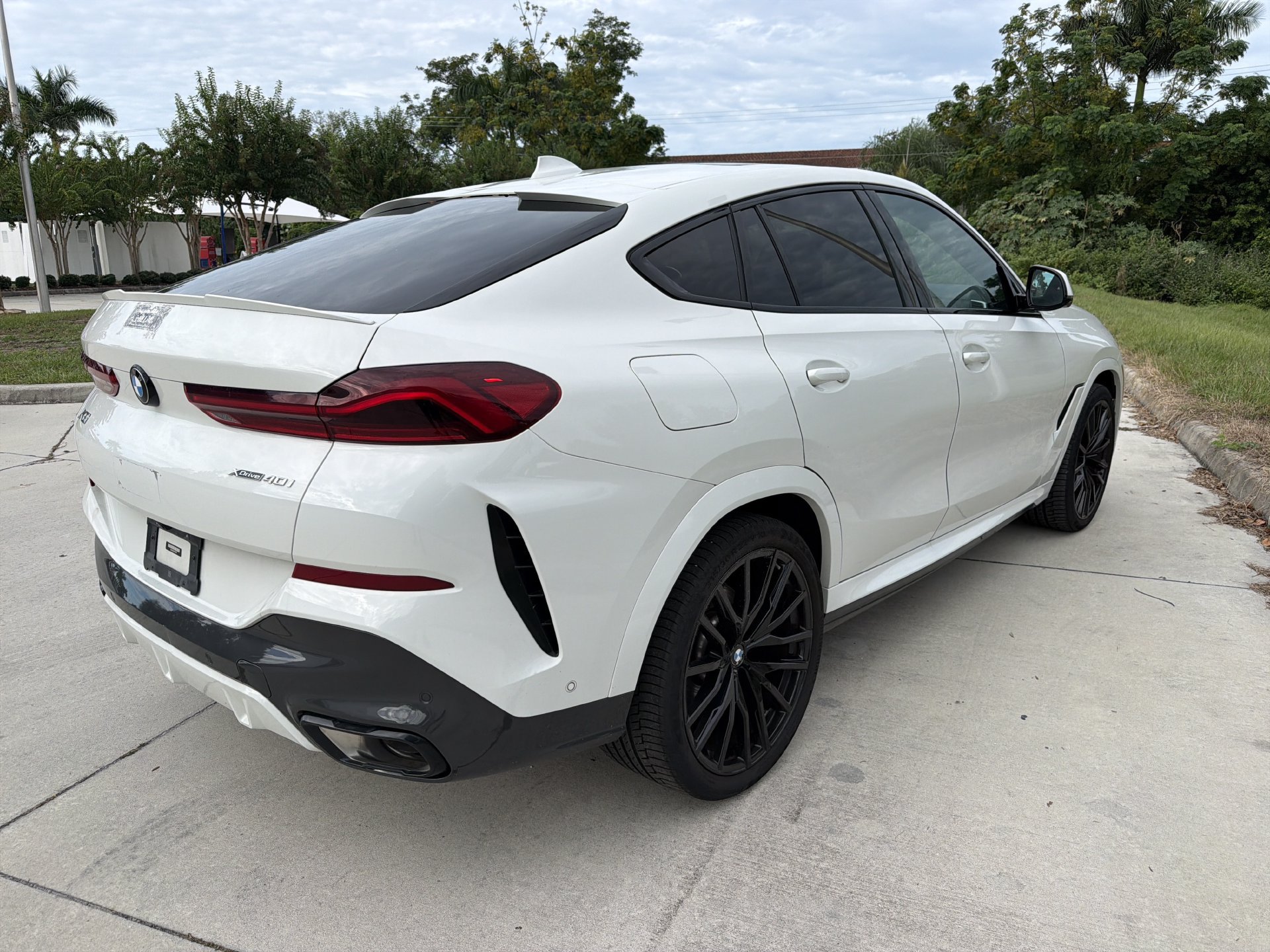 Certified 2023 BMW X6 xDrive40i w/ M Sport Package AWD/4WD image 4