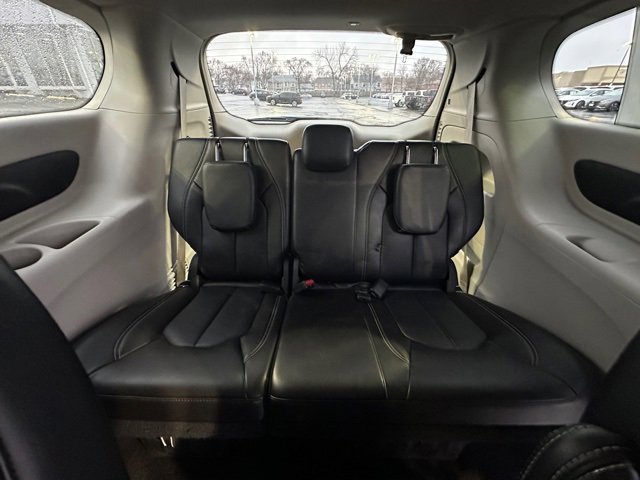 Used 2024 Chrysler Pacifica Touring-L image 30