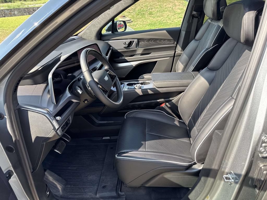 Used 2026 Cadillac Vistiq Platinum w/ LPO, Floor Liner Package AWD/4WD image 6