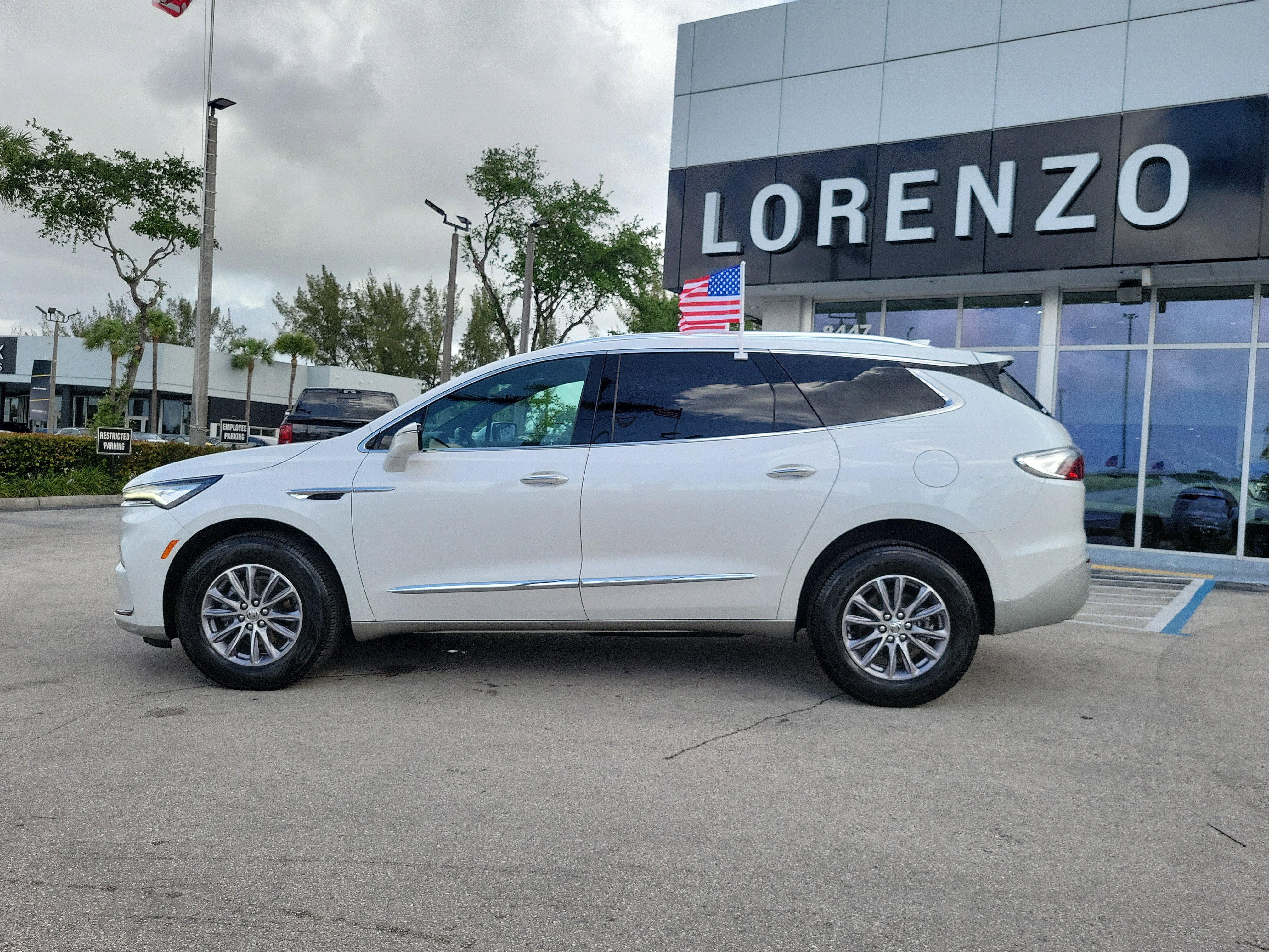 Used 2024 Buick Enclave Essence image 8