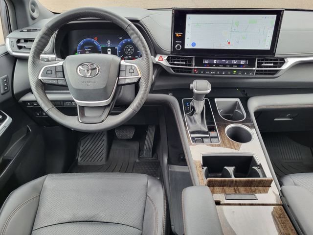 Used 2025 Toyota Sienna Limited image 25