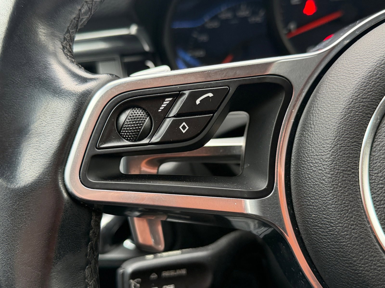 Certified 2020 Porsche Macan image 29