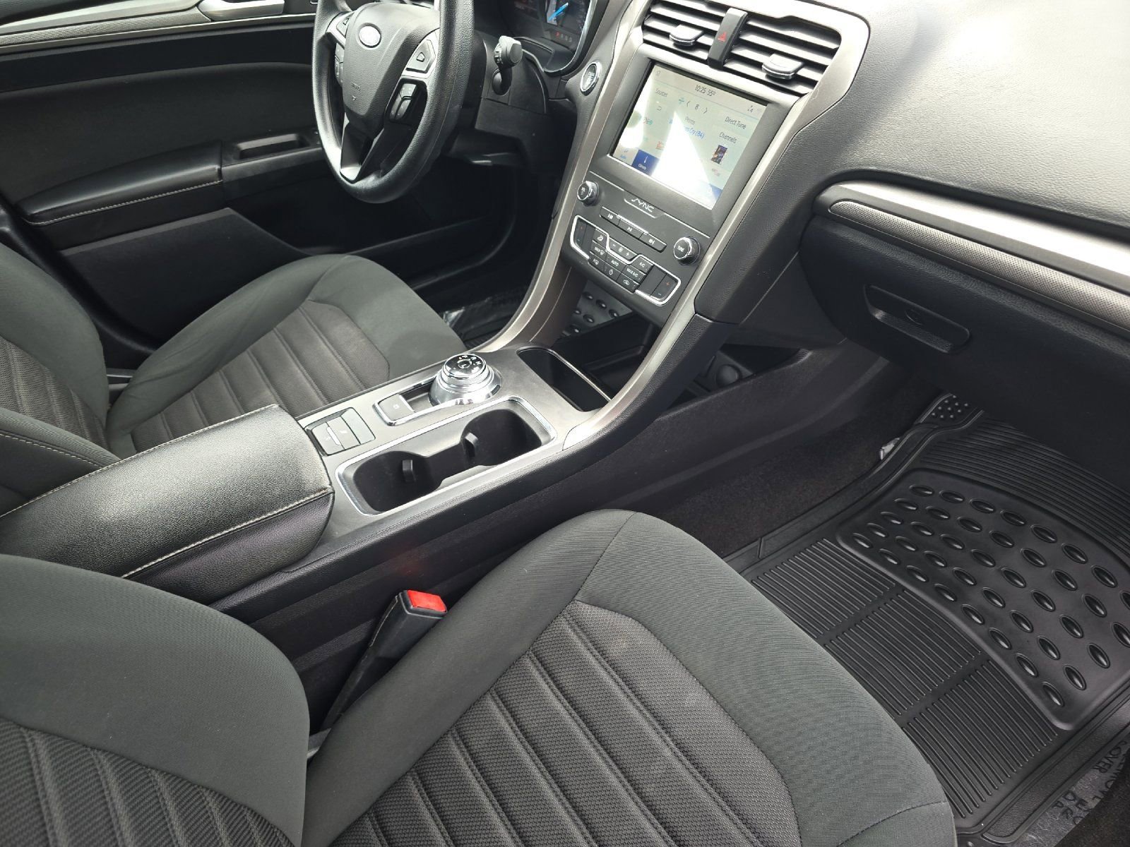 Used 2020 Ford Fusion SE FWD image 14