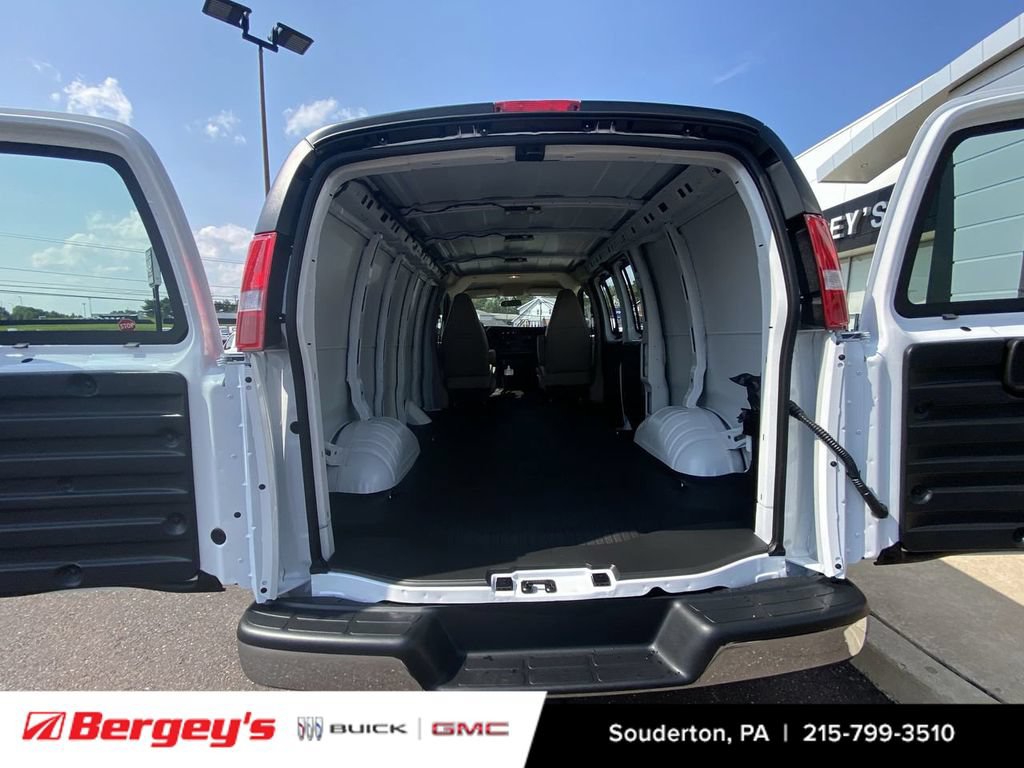 New 2025 GMC Savana 3500 w/ Driver Convenience Package RWD image 28