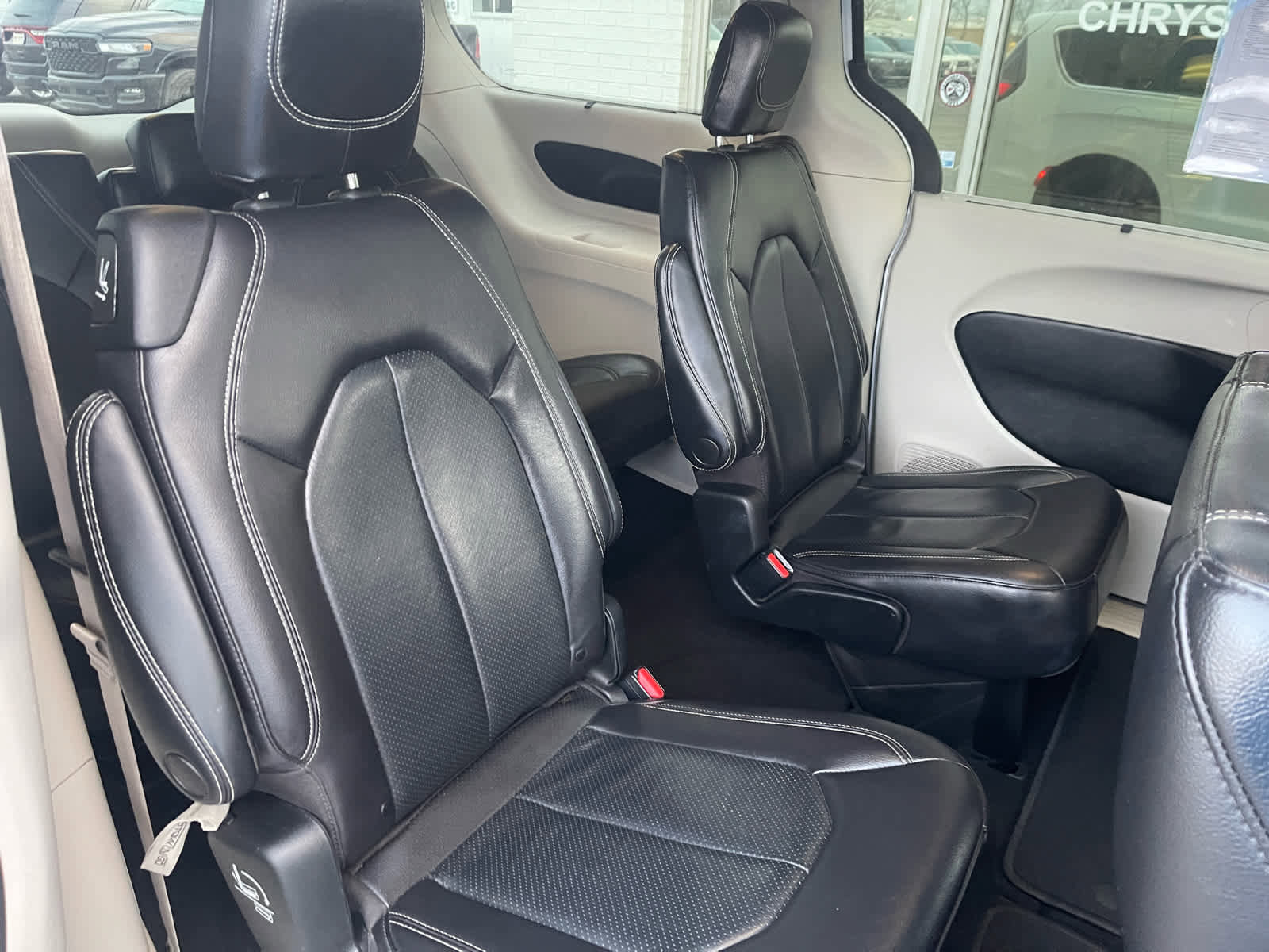 Used 2022 Chrysler Pacifica Touring-L image 12