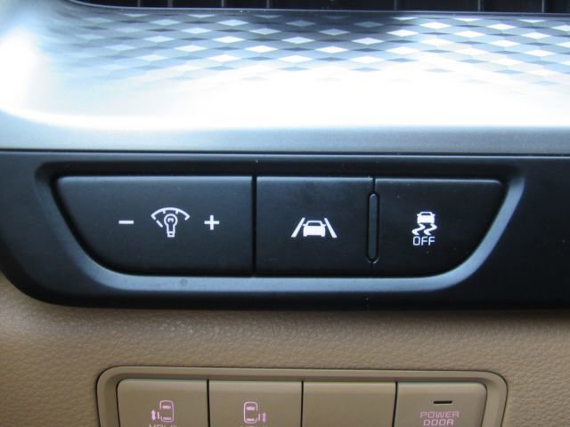 Used 2023 Kia Carnival LX image 14