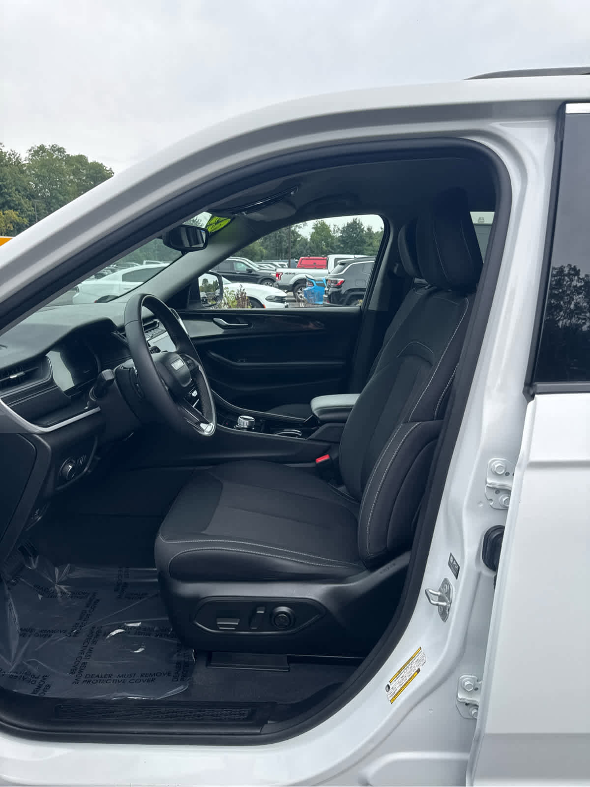 Certified 2023 Jeep Grand Cherokee Laredo image 14