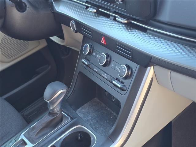 Used 2024 Kia Carnival LX image 10