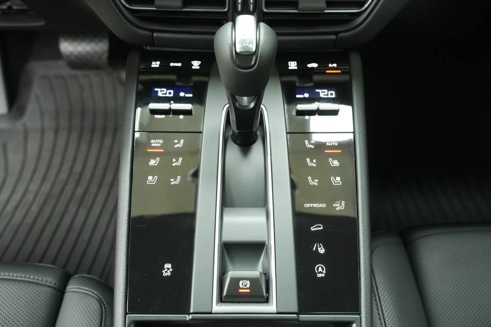 Certified 2026 Porsche Macan AWD/4WD image 23