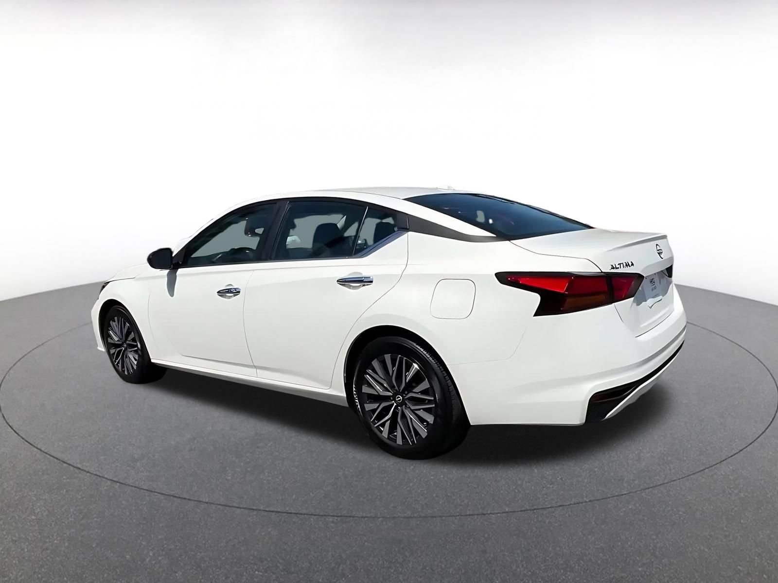 Used 2025 Nissan Altima 2.5 SV FWD image 10