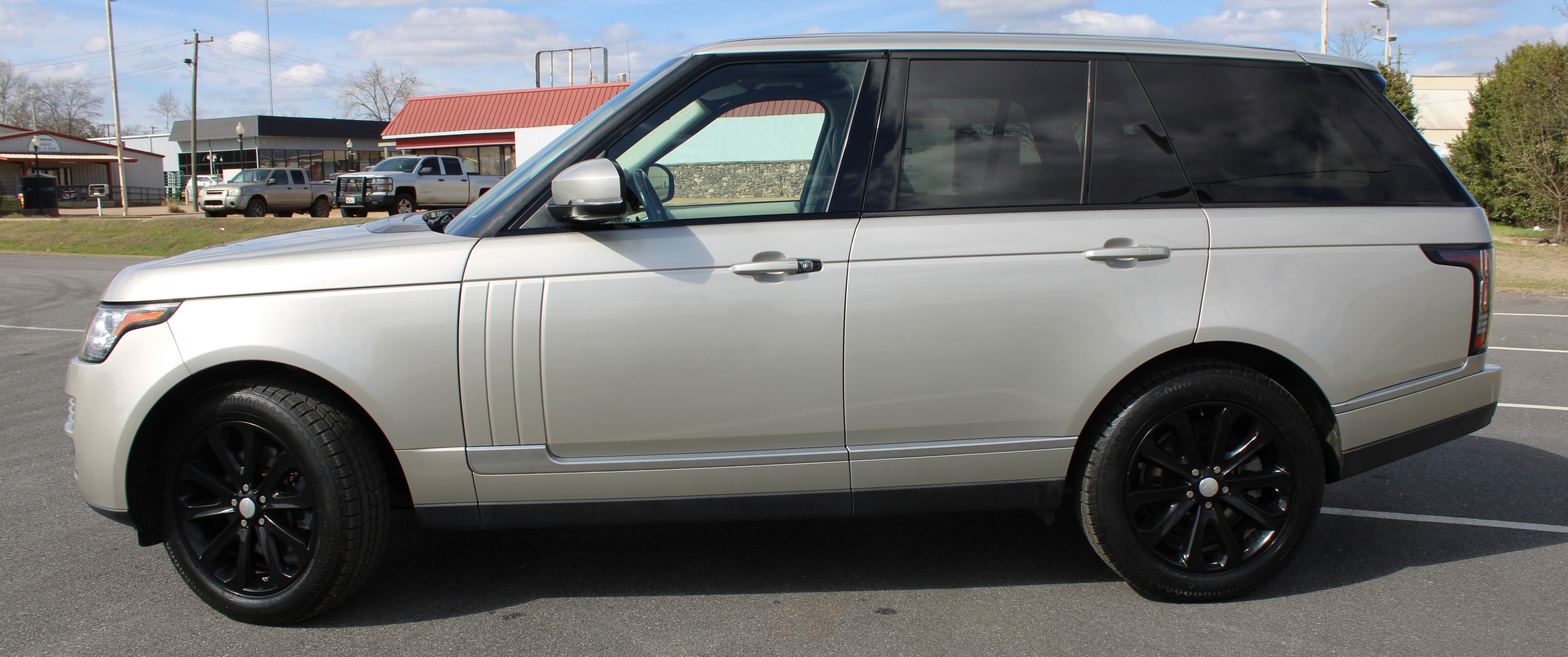 Used 2014 Land Rover Range Rover HSE image 2