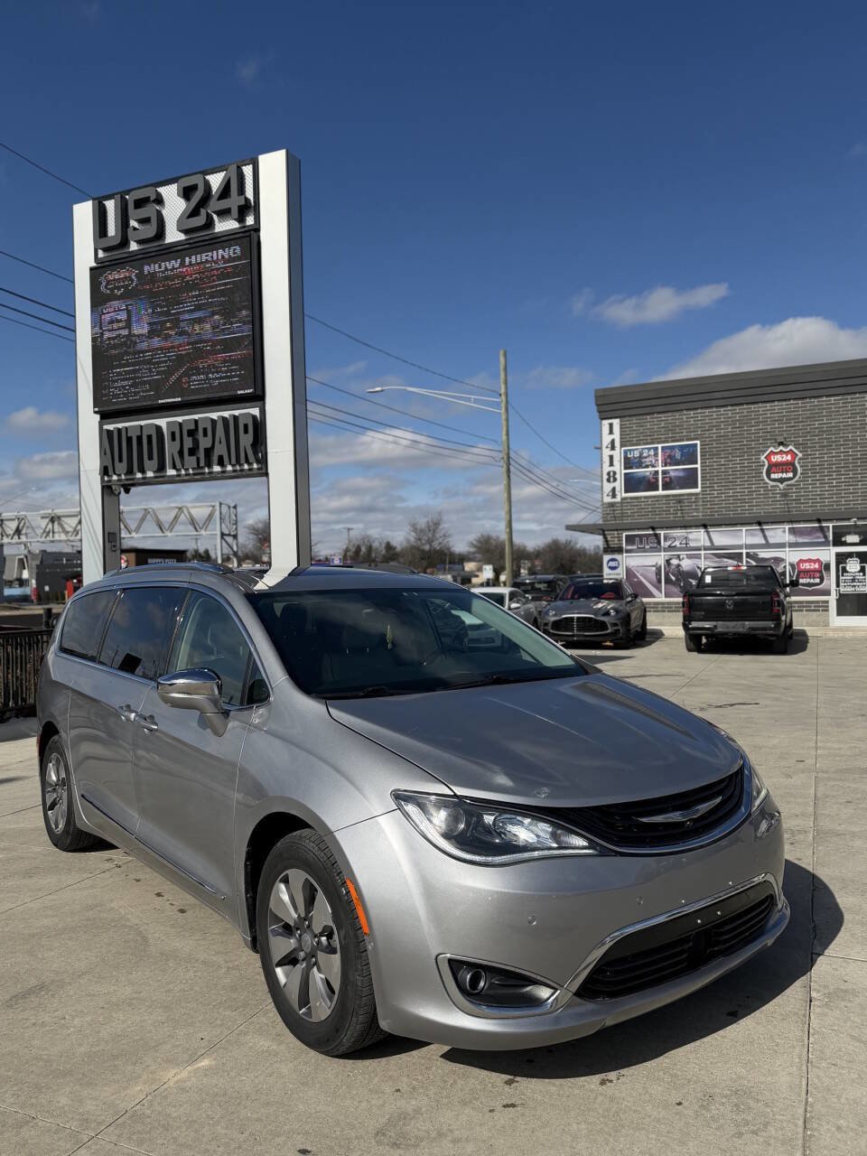 Used 2017 Chrysler Pacifica Platinum image 1
