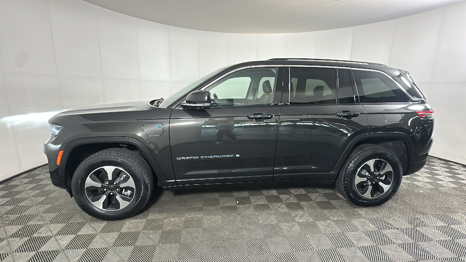 Used 2023 Jeep Grand Cherokee 4WD 4xe w/ Luxury Tech Group II image 7