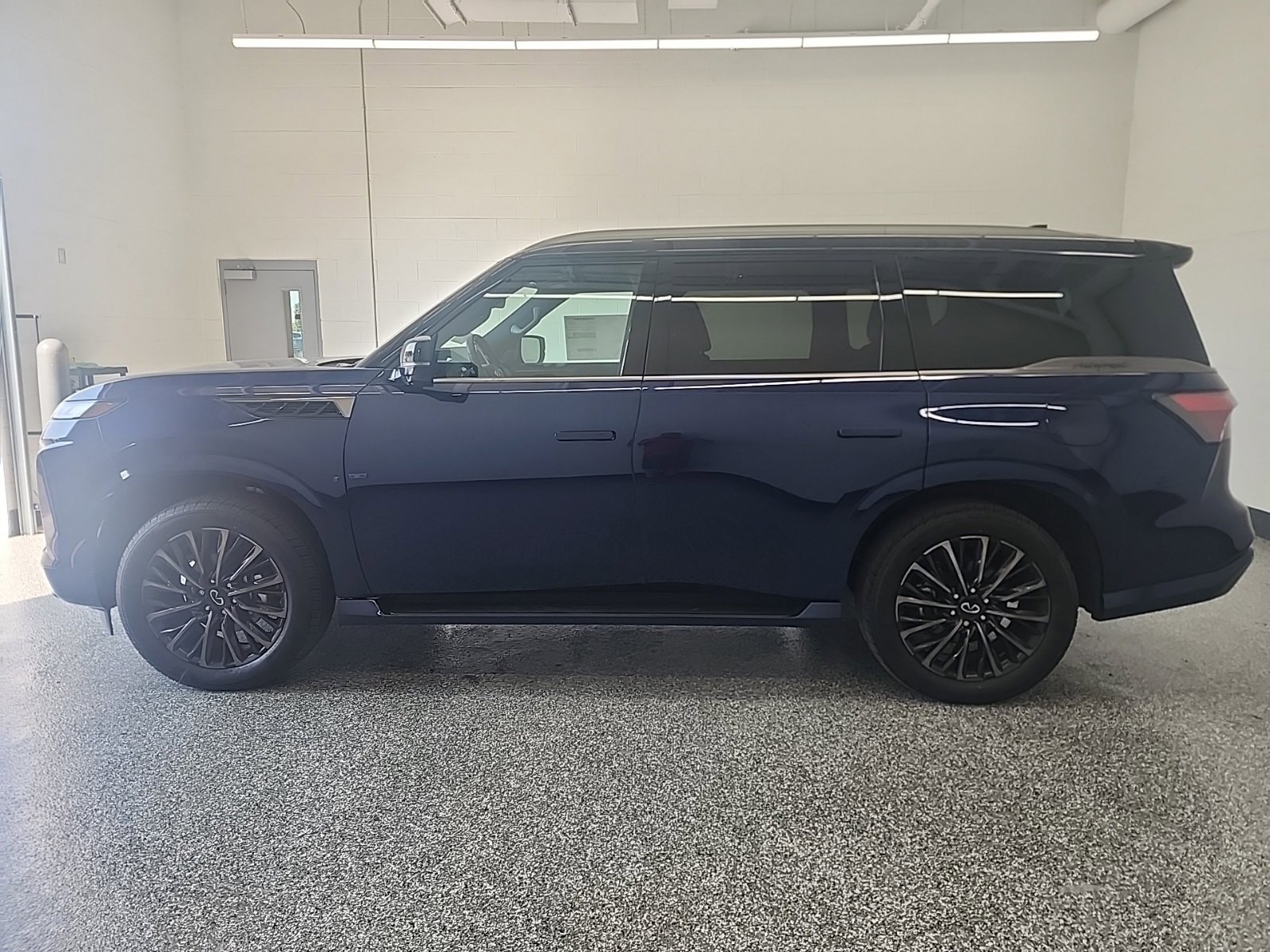 New 2025 INFINITI QX80 Autograph image 2