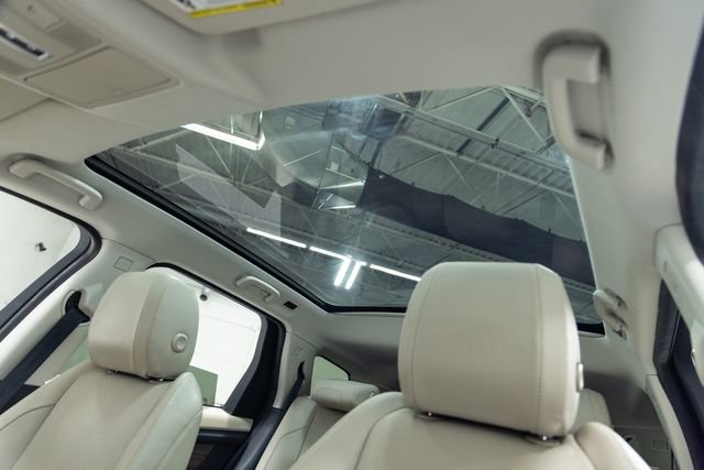 Used 2020 Land Rover Discovery Sport SE image 13