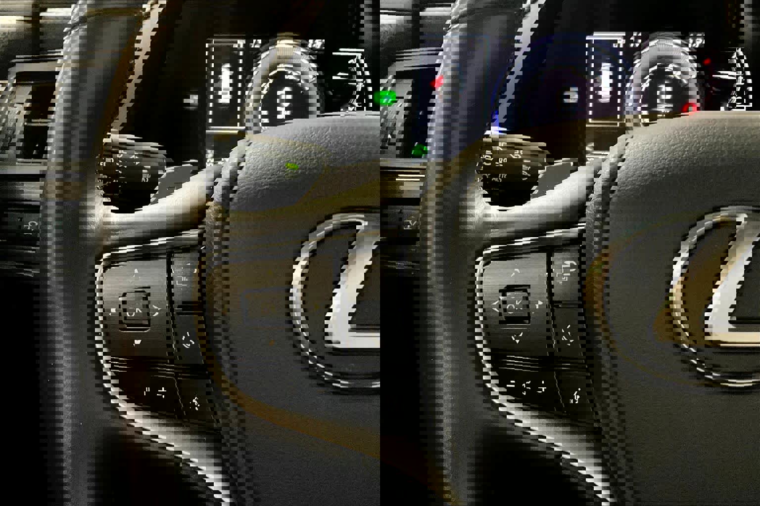 Used 2024 Lexus ES 300h w/ Premium Package FWD image 24