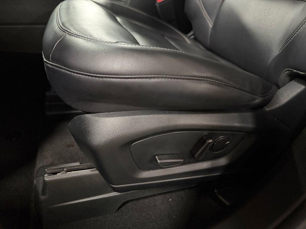Used 2023 Ford Explorer XLT w/ Equipment Group 202A image 30