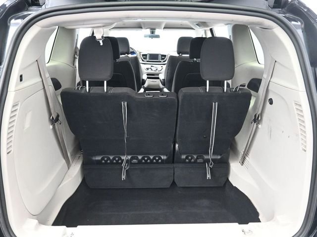 Used 2022 Chrysler Voyager LX image 27