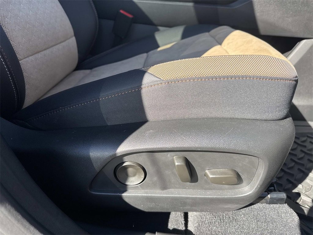 Used 2025 Chevrolet Equinox ACTIV w/ Safety and Technology Package image 25