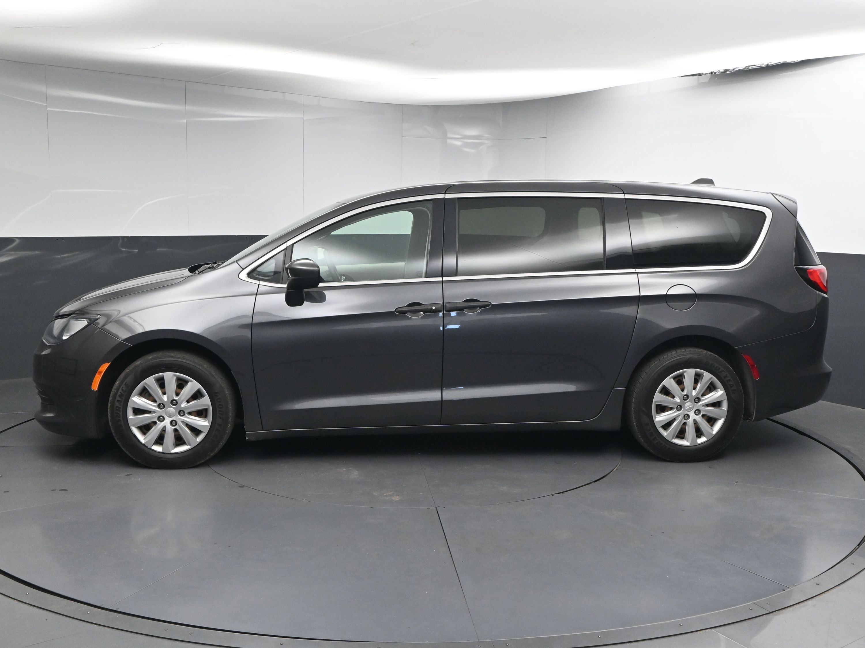 Used 2020 Chrysler Voyager L image 5