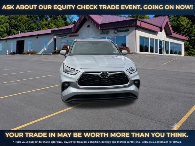 Used 2022 Toyota Highlander XLE AWD/4WD image 2
