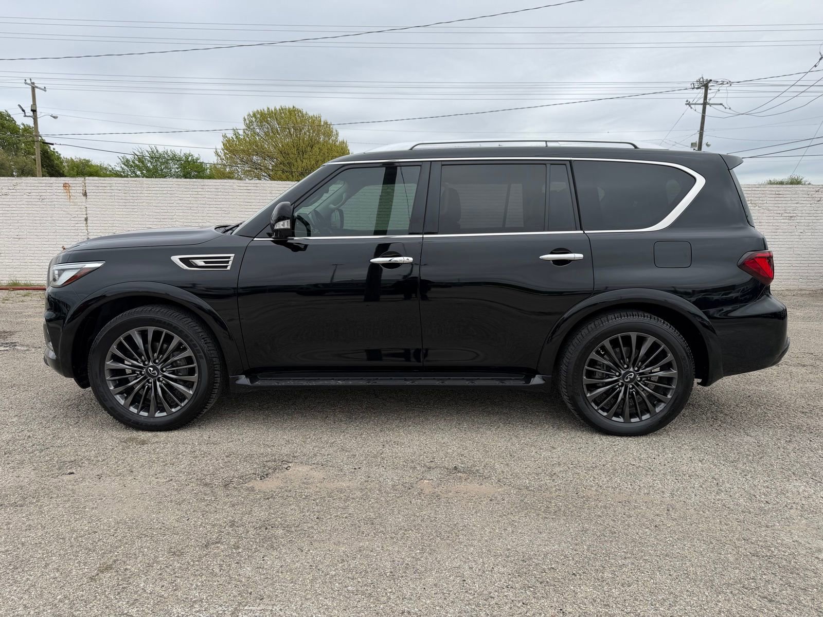 Used 2023 INFINITI QX80 Premium Select w/ Cargo Package image 3