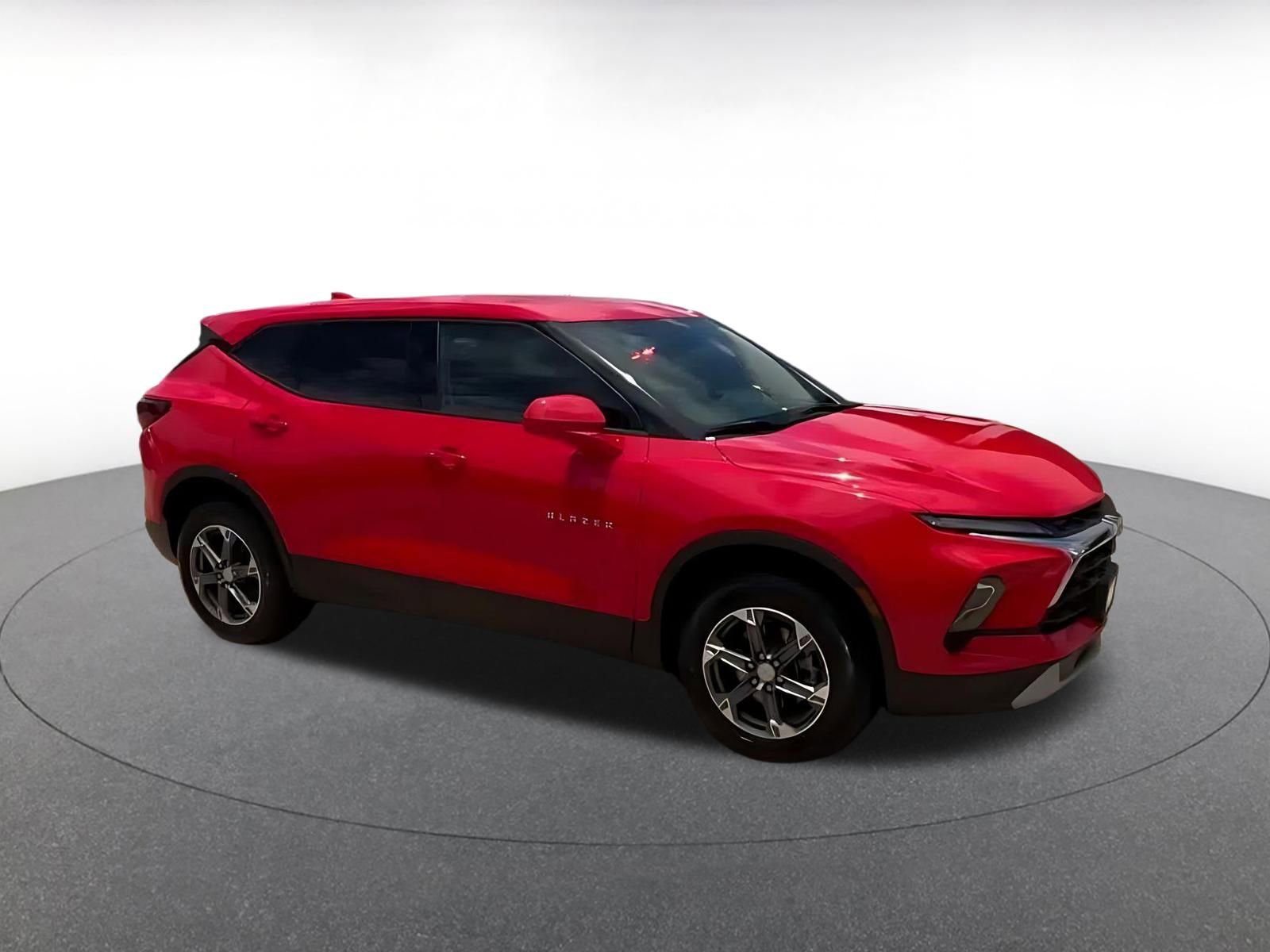 Used 2025 Chevrolet Blazer LT FWD image 2