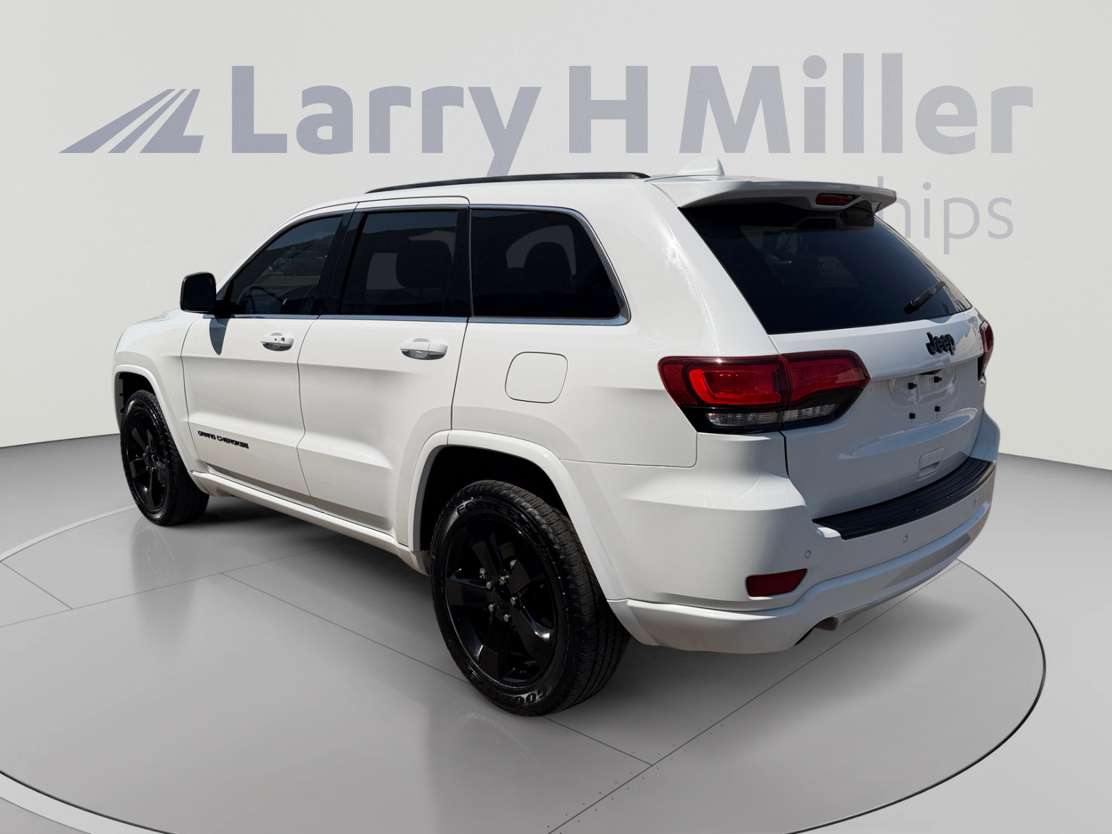 Used 2015 Jeep Grand Cherokee Altitude RWD image 3