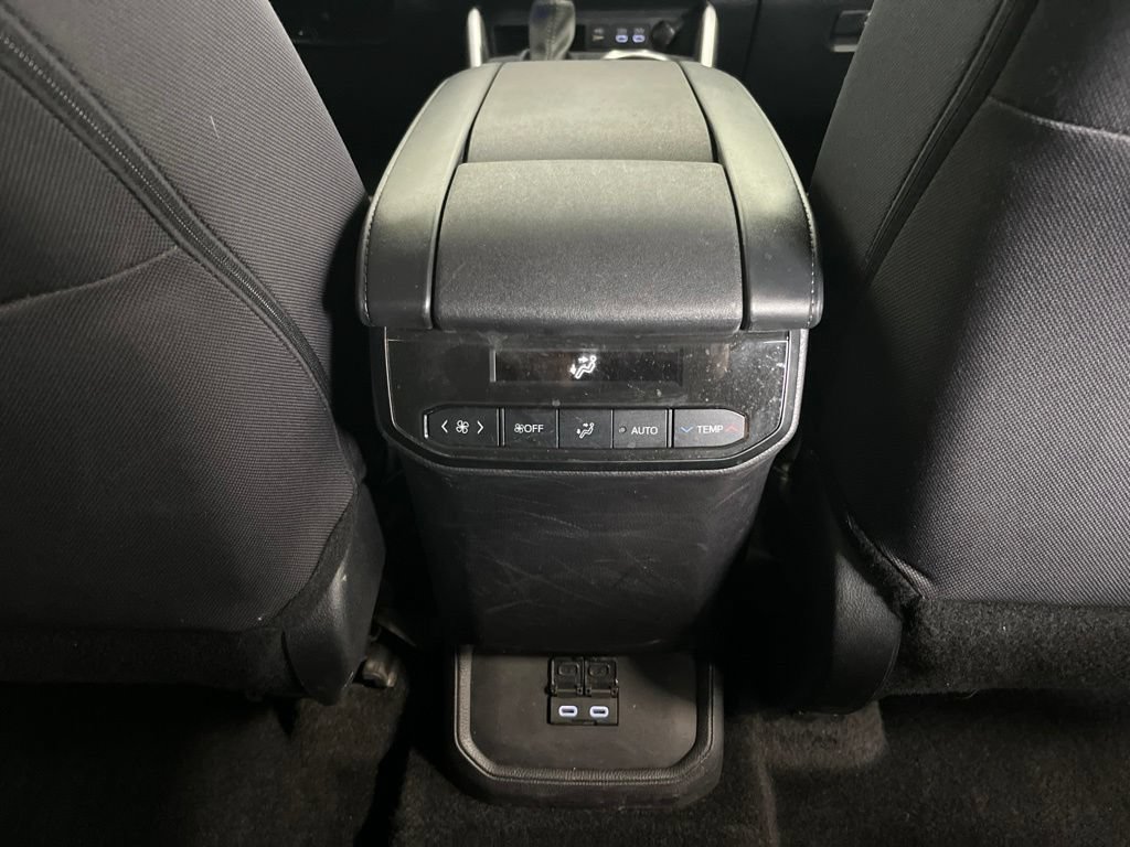 Used 2024 Toyota Highlander LE FWD image 25