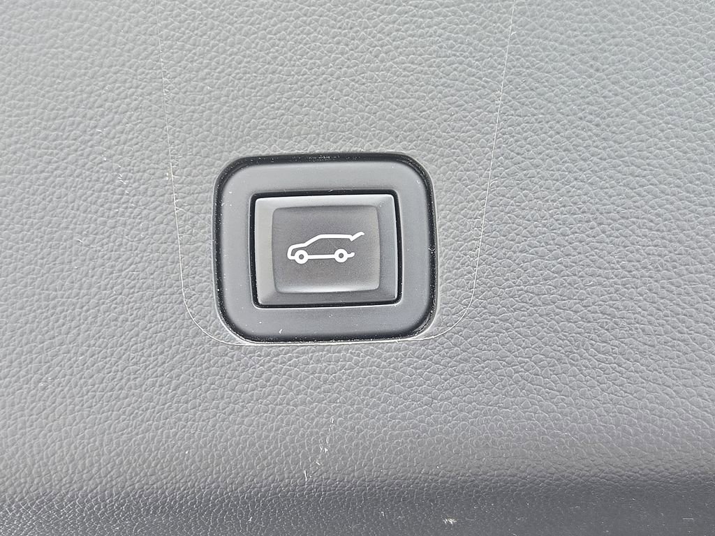 Used 2023 Chevrolet Traverse LT image 34