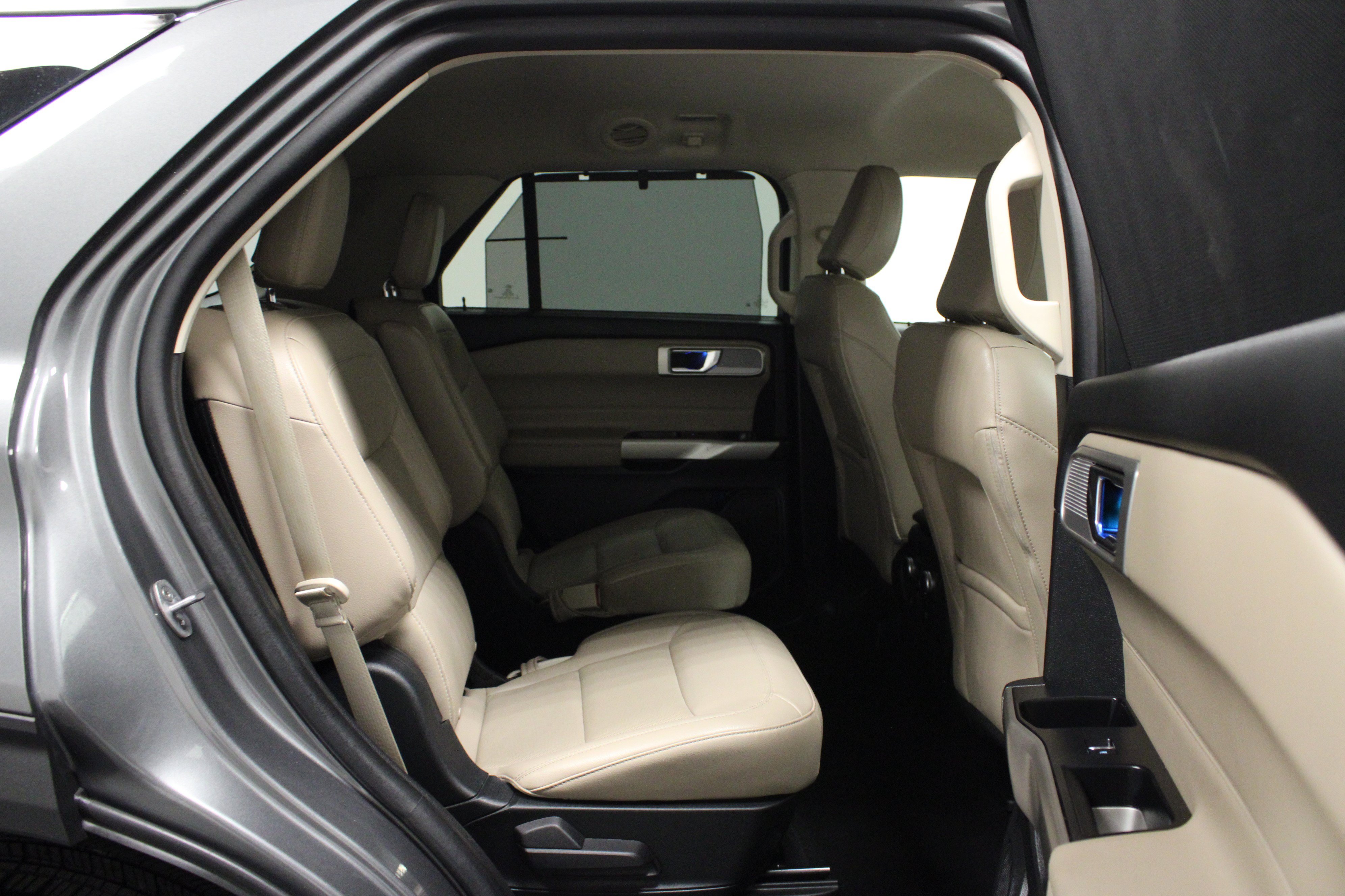 Used 2023 Ford Explorer Limited w/ Equipment Group 301A RWD image 16