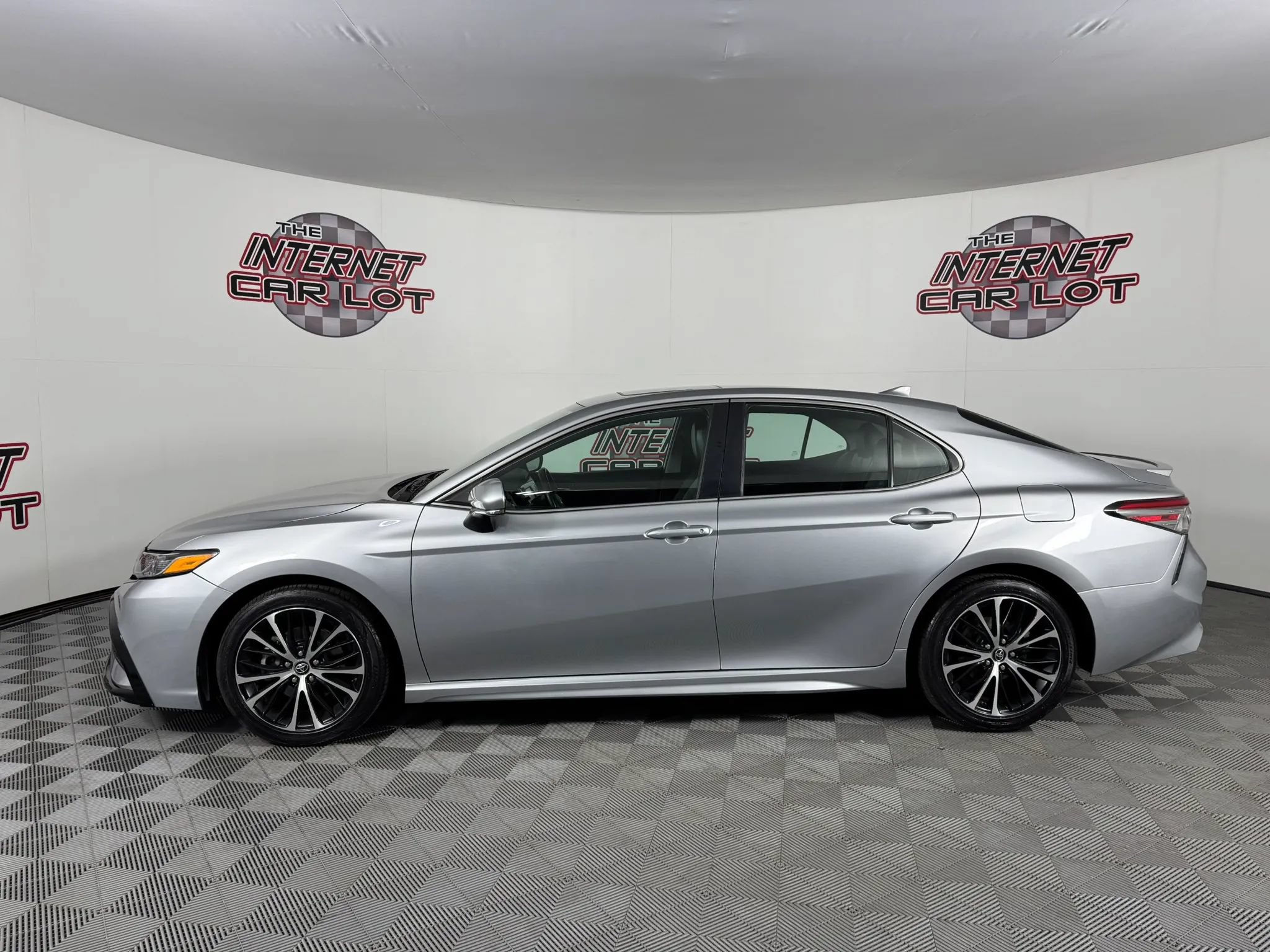 Used 2019 Toyota Camry SE w/ Convenience Package FWD image 4